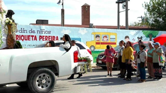 Celebran católicos con fe a Santa Clara de Asís