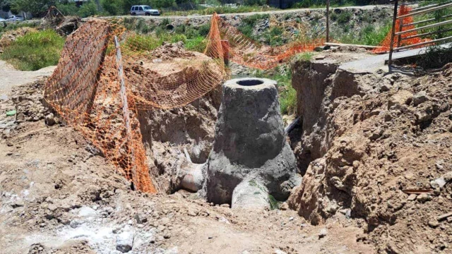 Embarazada cae de un puente peatonal