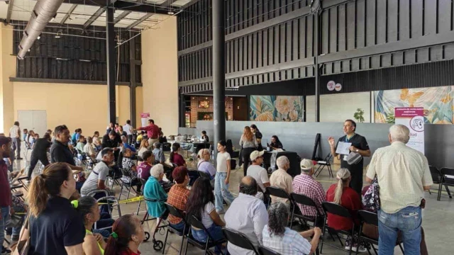 Entregan casi 200 aparatos auditivos