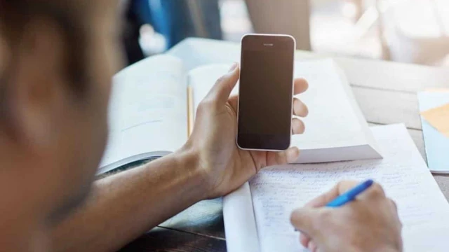 Descarta SNTE prohibición total de celulares