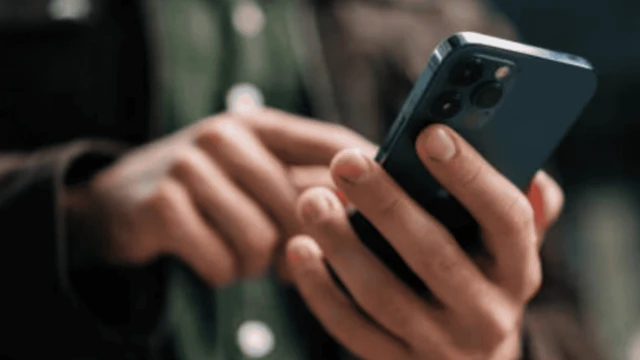 Arranca consulta a maestros sobre uso de celulares en aulas: SEP