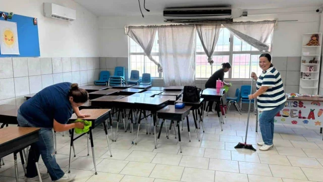 Limpian mamás escuela de sus hijos