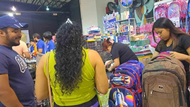 Familias anticipan gastos escolares
