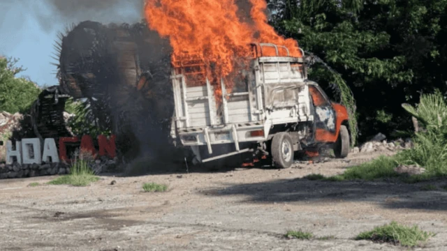 Reportan bloqueos y quema de vehículos en Michoacán