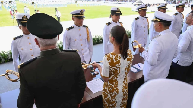 Preside Sheinbaum graduación en Heroica Escuela Naval