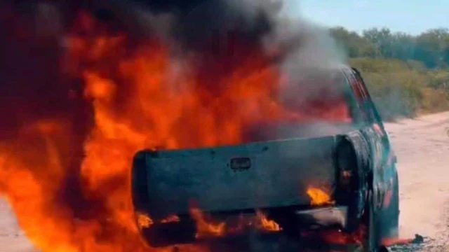 Se incendia camioneta en ejido de Río Bravo