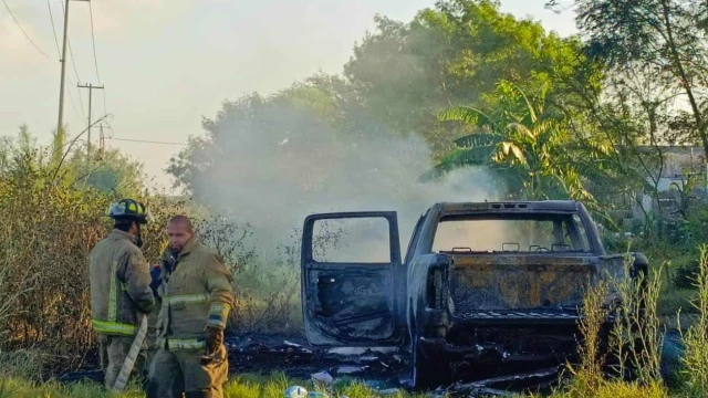 Incendio consume camioneta en Río Bravo
