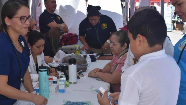 Celebran aniversario apoyando a familias