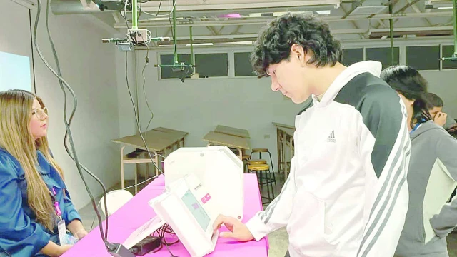 Urna electrónica llega hasta a los universitarios
