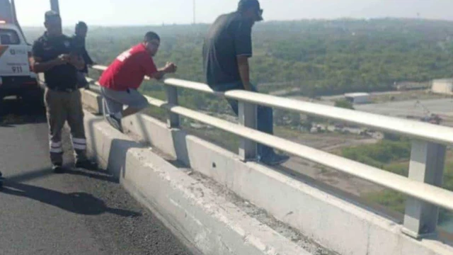 Evitan que hombre se lance de puente