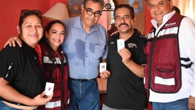 Entrega credenciales de Morena en NLDO