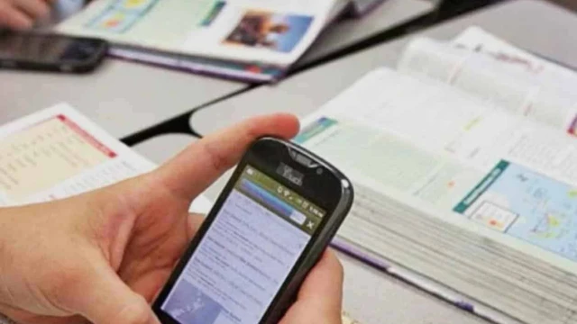 Sheinbaum reitera restricción al uso de celulares en las escuelas
