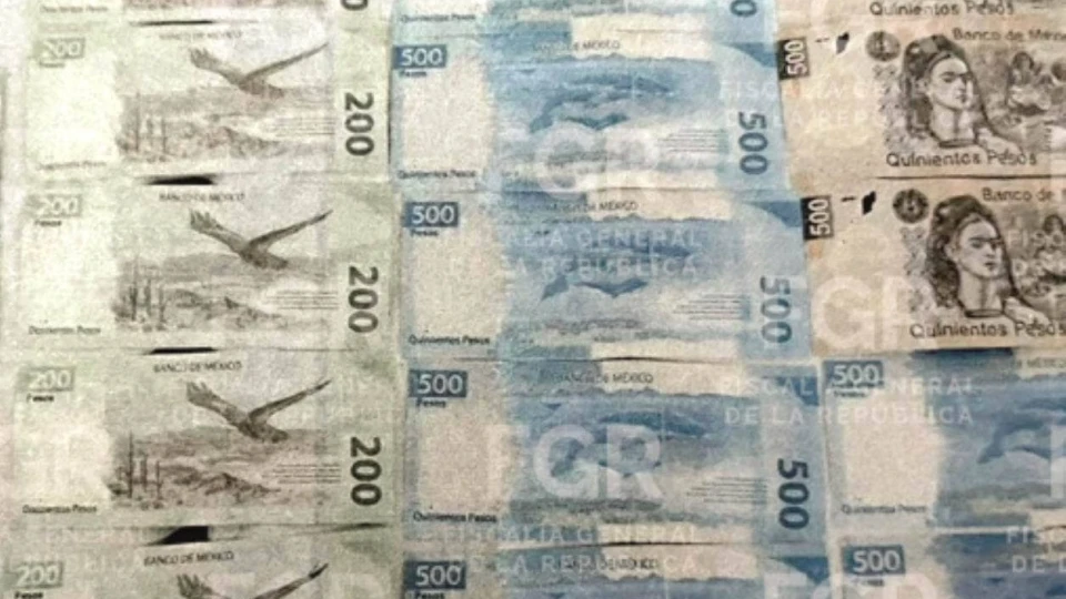 Cae con billetes falsos