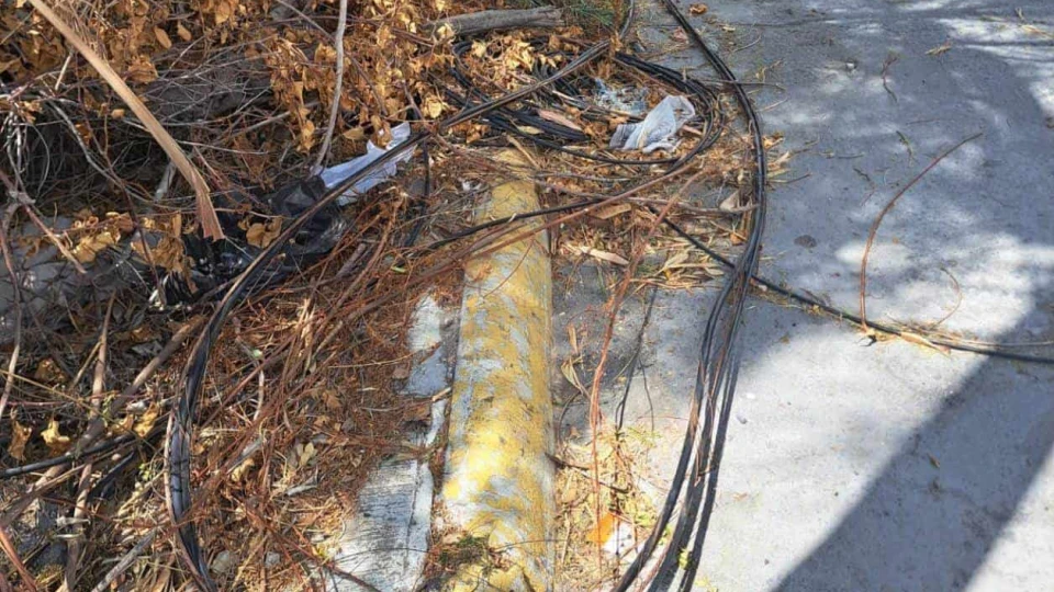 Alertan por cables tirados en la calle