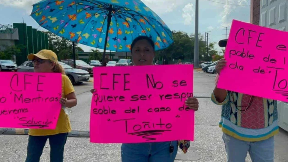 Piden familiares apoyo para niño electrocutado