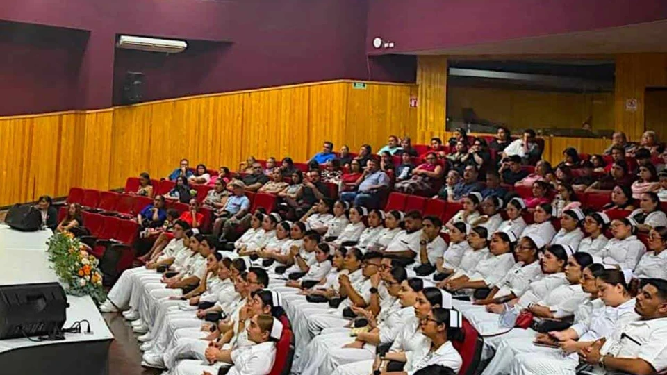 Concluyen servicio social 56 enfermeros