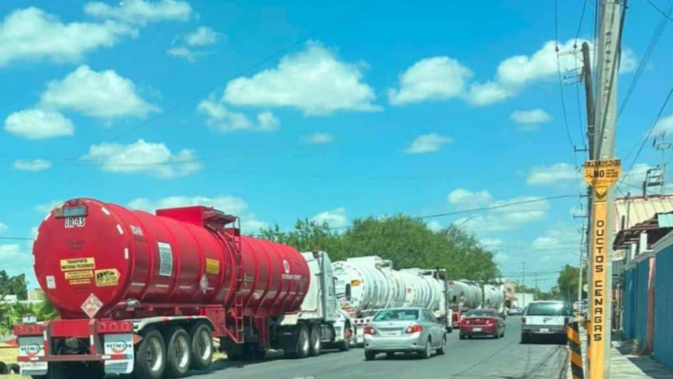 Colapsan pipas en doble fila al bulevar Obregón