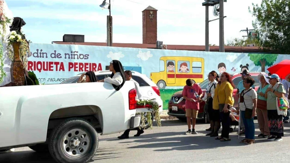 Celebran católicos con fe a Santa Clara de Asís