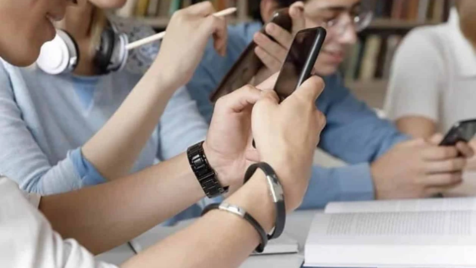 Van por la regulación de celulares en aulas