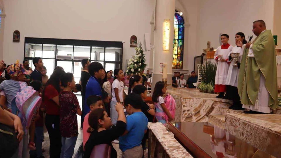 Bendicen las mochilas para regreso a clases