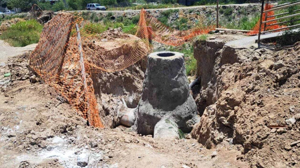 Embarazada cae de un puente peatonal