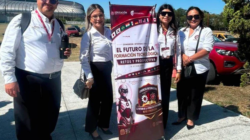 Van docentes a congreso de nuevas tecnologías