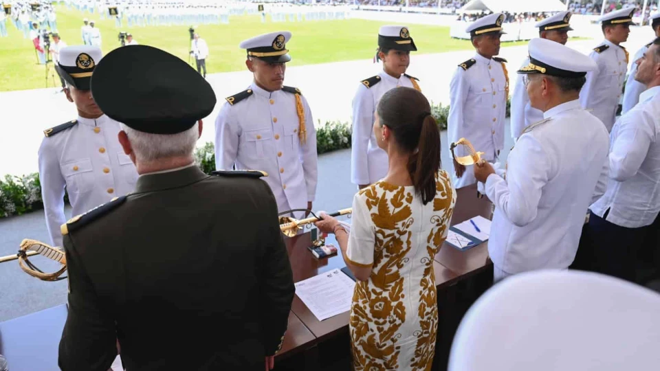 Preside Sheinbaum graduación en Heroica Escuela Naval