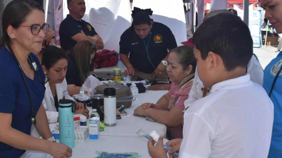 Celebran aniversario apoyando a familias