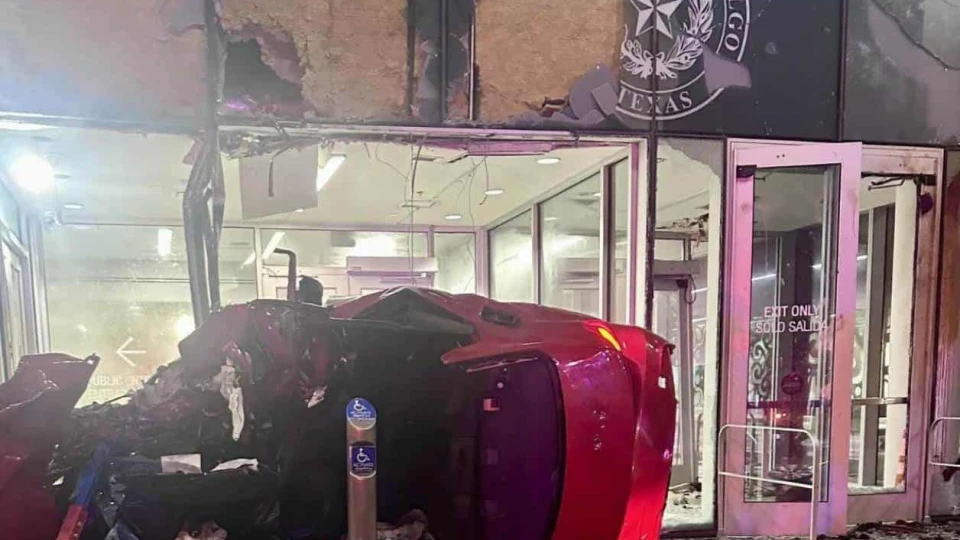 BMW se estrella contra el Palacio de Justicia