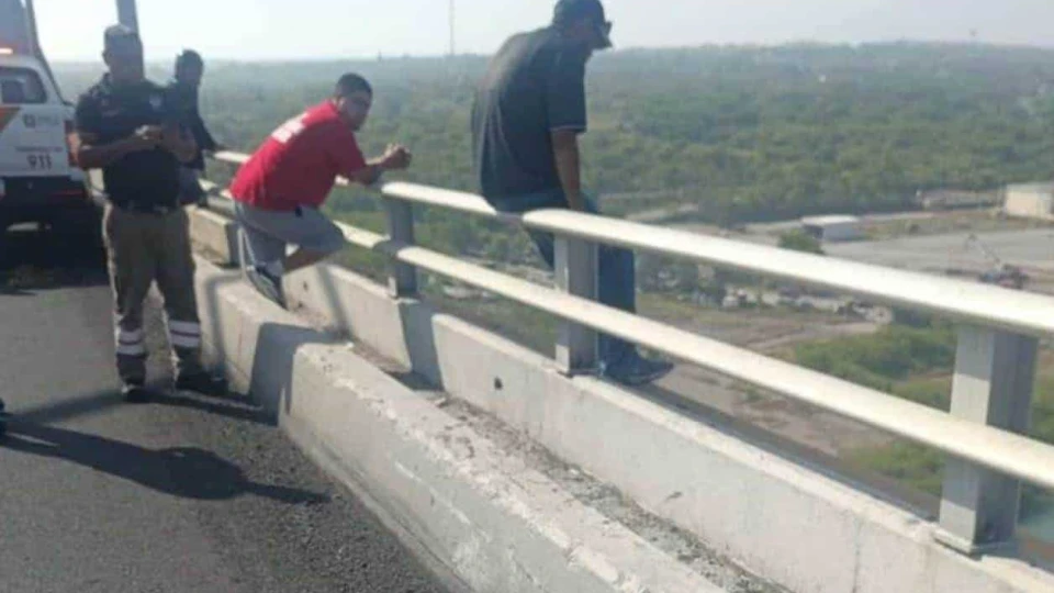 Evitan que hombre se lance de puente