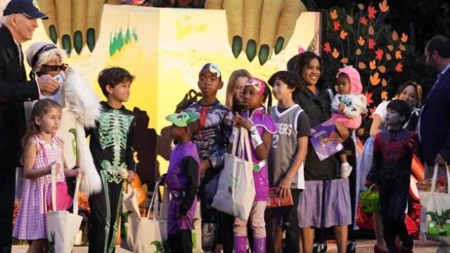 Dan libros y caramelos por el día de Halloween