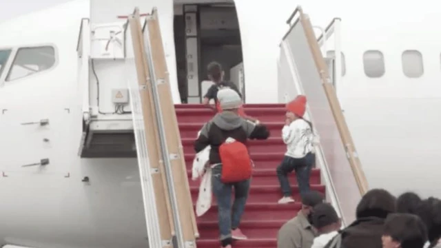 Van migrantes en avión a Chicago