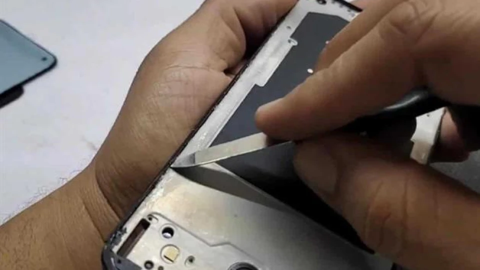 Alto costo de celulares, orilla a usuarios a reparar equipos