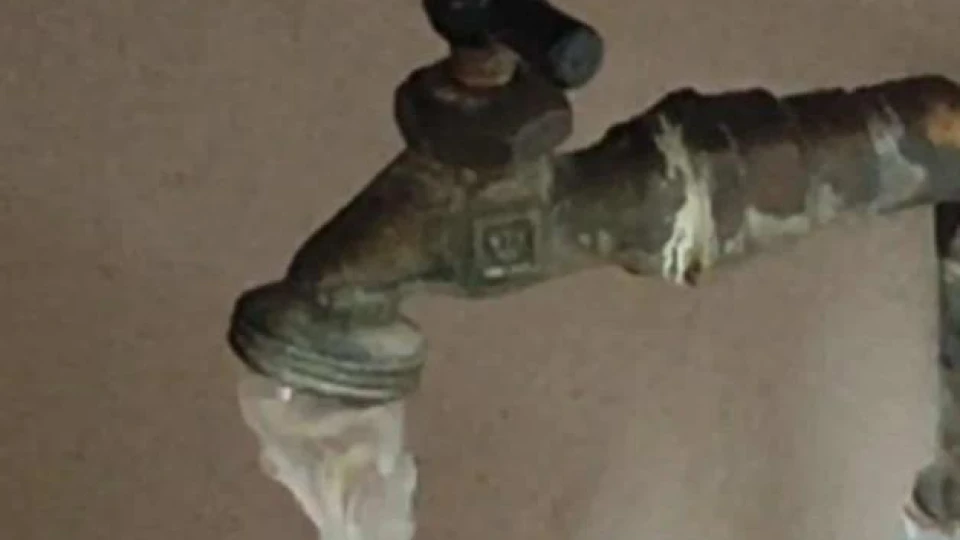 Acusan comerciantes sobre agua sucia y cara