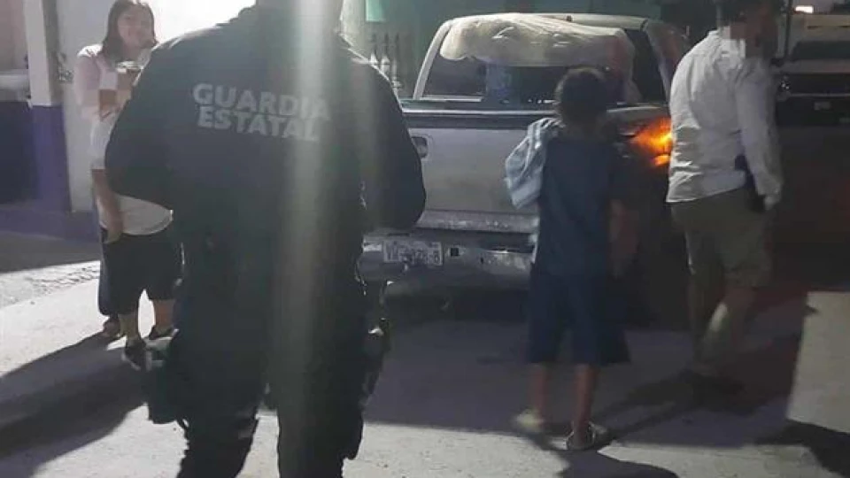 Encuentran a niño solo bajo la lluvia