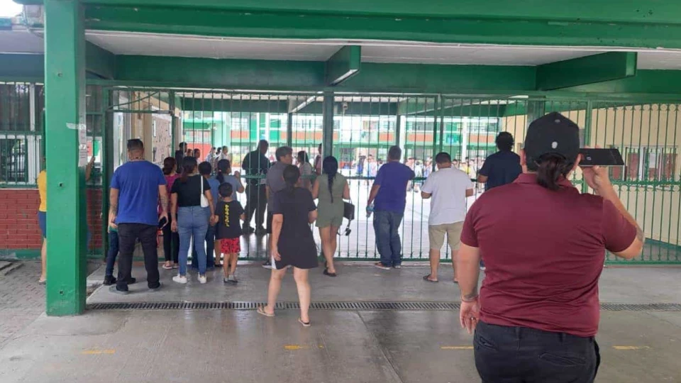 Apagones interrumpen clases en colonia Aztlán