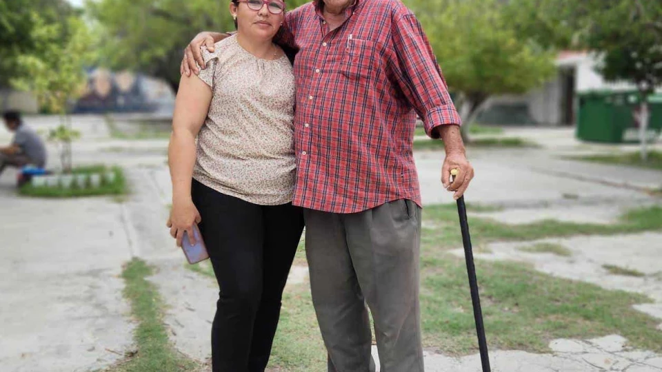 A los 70 años, cumple su sueño de ir a la escuela