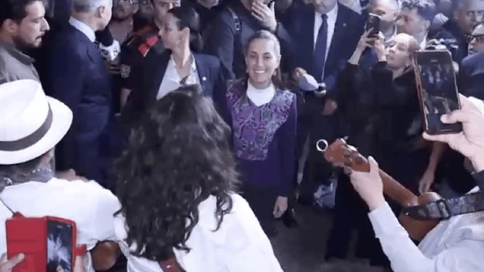 Arropan mexicanos en España a la presidenta