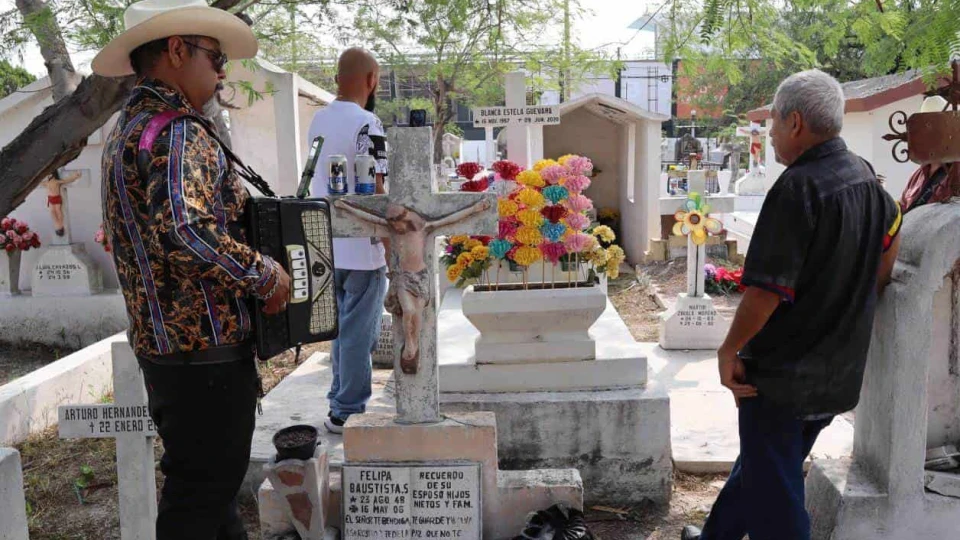 Recuerdan a su mamá entre flores y lágrimas