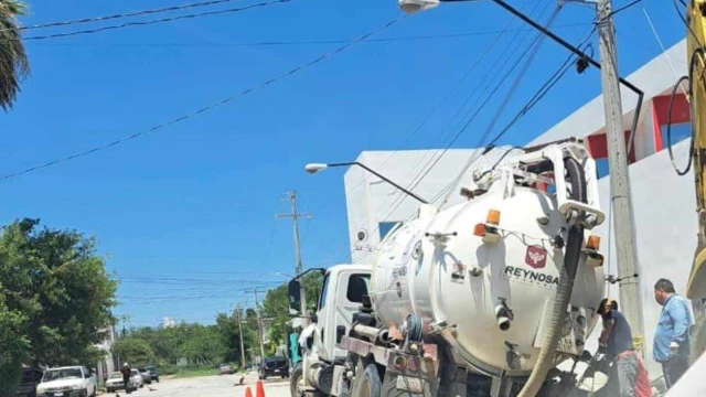 Se repite la historia: calle ´traga´ camión