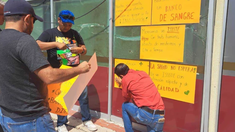 Protestan maestros por crisis en ISSSTE