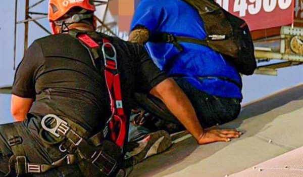 Rescatan a joven en crisis que intentó arrojarse de puente