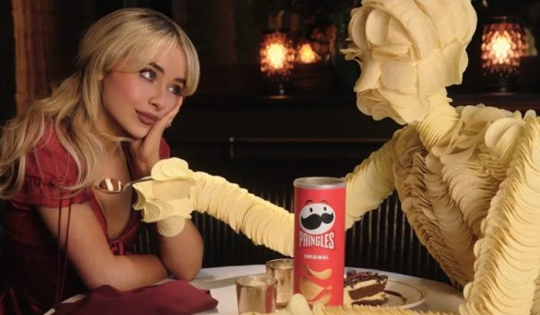 Sabrina Carpenter se une a Pringles en comercial para el Super Bowl