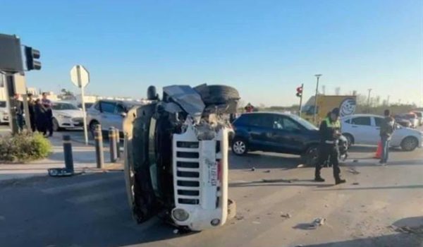 Choque y volcadura paralizan tráfico en Reynosa