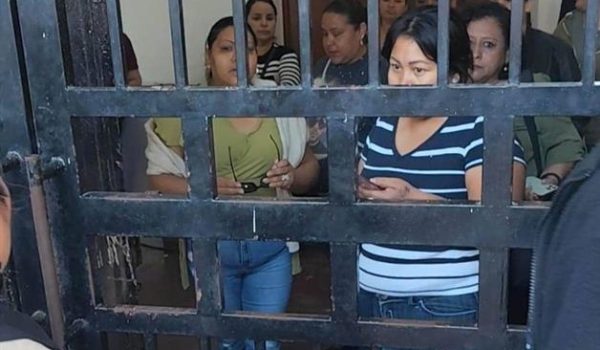 Toman prepa; estalla conflicto