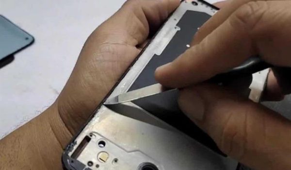 Alto costo de celulares, orilla a usuarios a reparar equipos