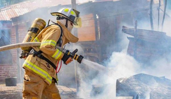 Incendio arrasa con vivienda en el ejido Buena Vista