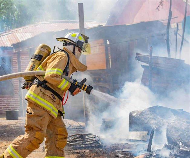 A pesar de la rápida intervención de los tragahumo, el material con el que estaba construido el inmueble propició su rápido consumo, dejando a sus habitantes sin nada.