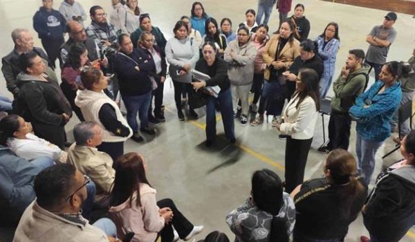 Disputan plantel 2 directoras