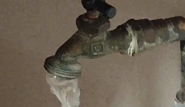 Acusan comerciantes sobre agua sucia y cara